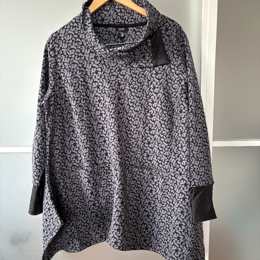 Modern tunic with blue/grey and black pattern size 16W